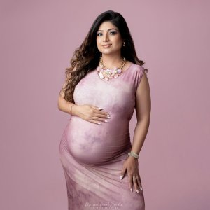 Celine | 20 days | Newborn photography 5 Pregnant woman in elegant pink dress.